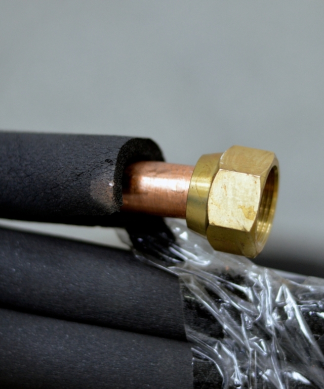 Air,Conditioning,Copper,Pipes,Tubes,Covered,With,Black,Rubber,,Copper